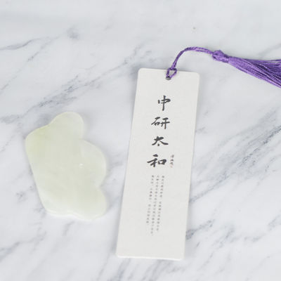 Nieregularny zielony jade Gua Sha Maszer Narzędzie Ergonomicznie zaprojektowane ciało i twarz Guasha